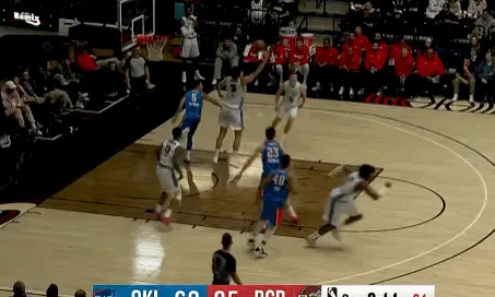 kaiyun sports-杨瀚森张开长臂再次收下防守篮板，目前个人已抢下14个篮板